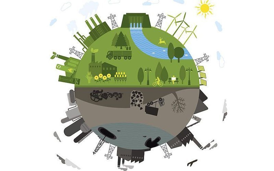 Eine illustrierte Erdkugel, die in zwei Abschnitte unterteilt ist: Die obere grüne Hälfte zeigt nachhaltige Praktiken der Kreislaufwirtschaft mit erneuerbaren Energiequellen (Windturbinen, Sonnenkollektoren, Wasserkraftwerk), grünen Fabriken und natürlichen Ressourcen; die untere graue Hälfte stellt die traditionelle lineare Wirtschaft mit Umweltverschmutzung, Abfall und nicht nachhaltigen Industriepraktiken dar. Der Kontrast kommuniziert wirkungsvoll das Konzept der industriellen Kreislaufwirtschaft.