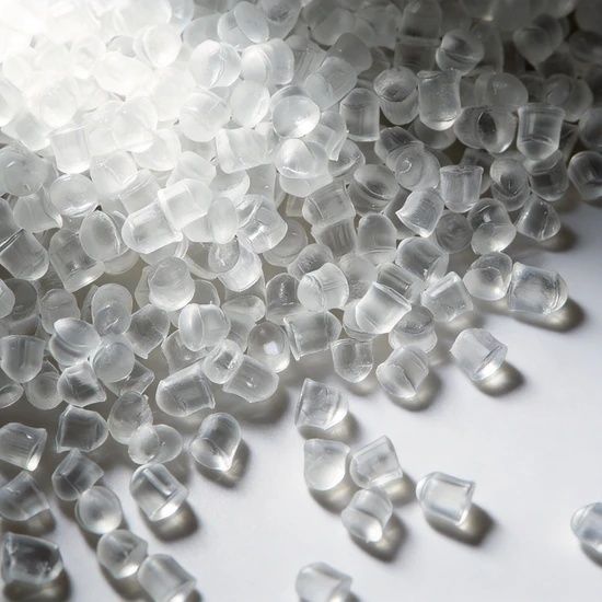 Transparente Kunststoffgranulate als Rohstoff für die industrielle Verarbeitung