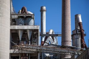 Industrielle Prozessanlage mit Rohren, Behältern und hohen Schornsteinen