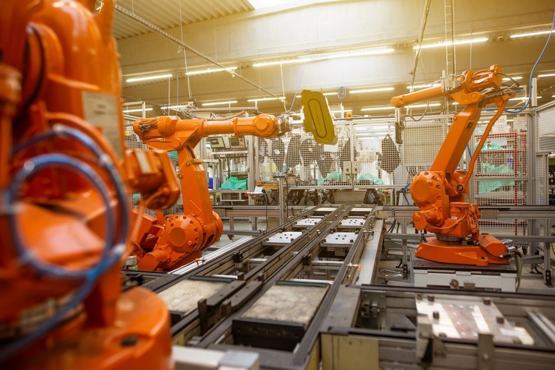 Industrieroboter und Fördertechnik in einer automatisierten Produktionsanlage