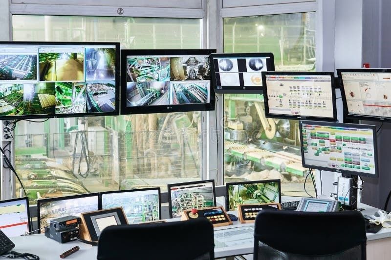 Leitstand mit Monitoren zur Überwachung einer automatisierten Produktionsanlage